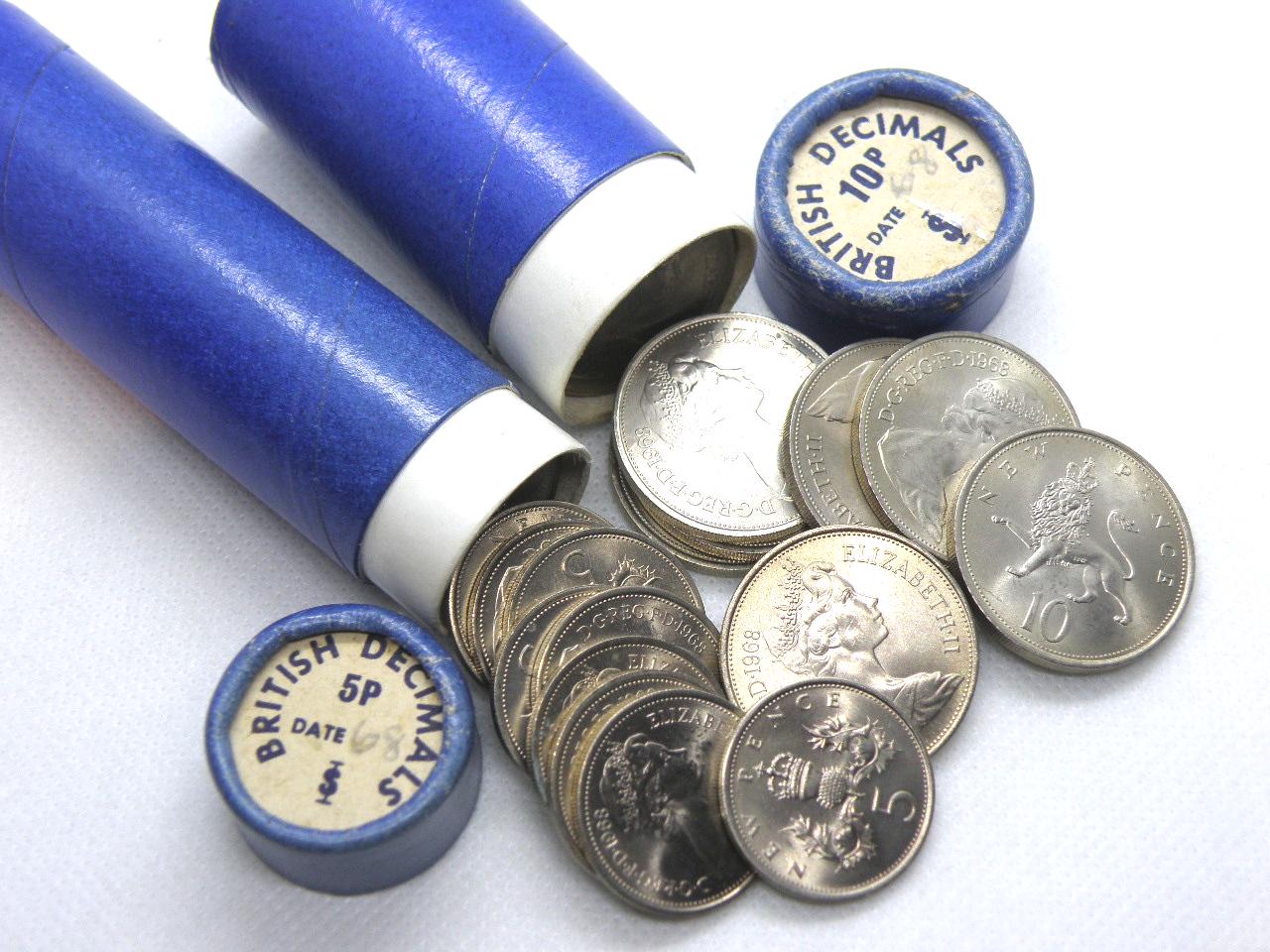 地下鉄から取り出した1968年英国硬貨 - 本物の英国未使用5ペンス硬貨と