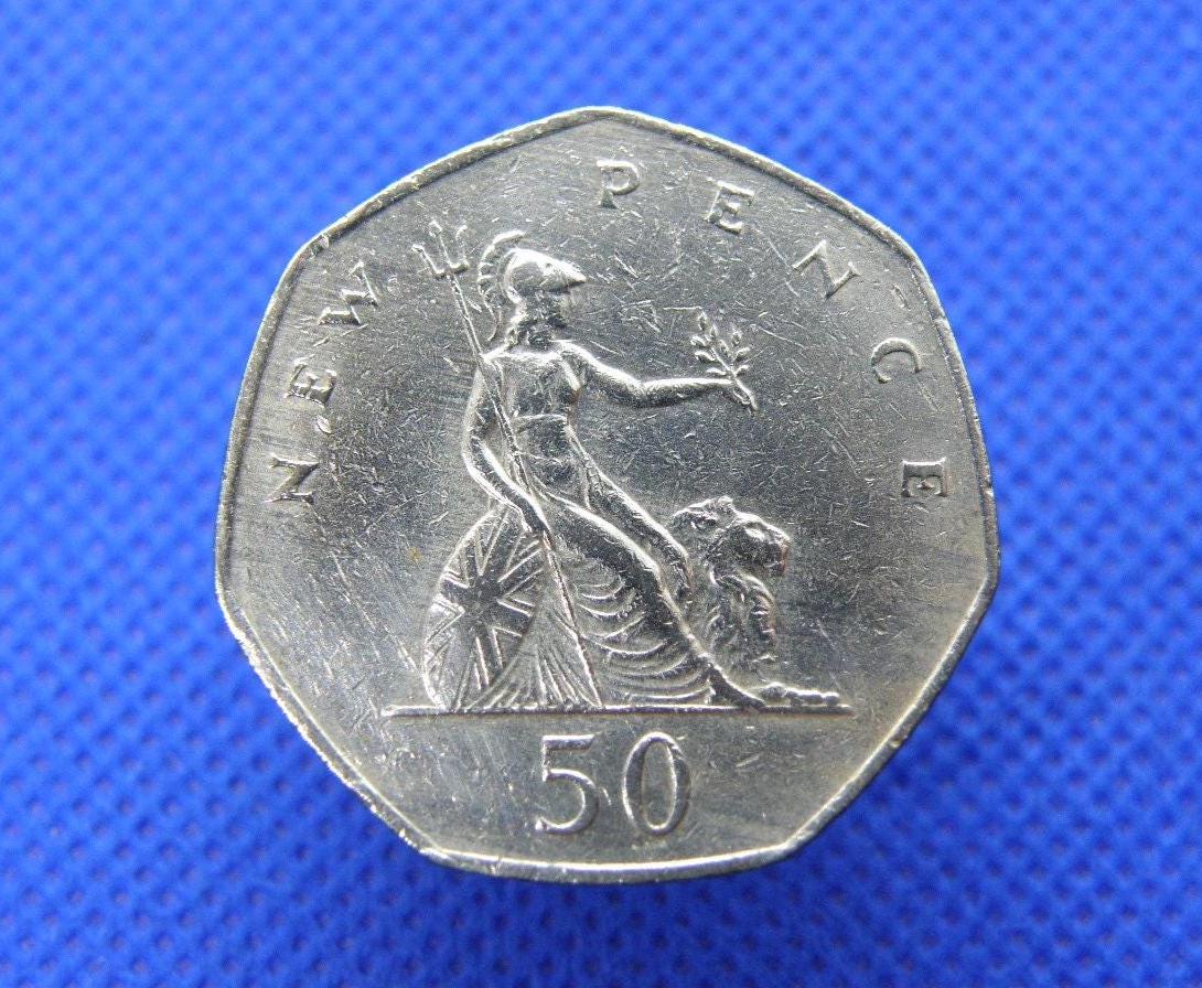 MONEDA DE CINCUENTA PENIQUES DE 1981 - Reina Isabel II - Moneda original vintage grande de 50 peniques - Diseño Britannia - Moneda decimal británica genuina (OS01.3)