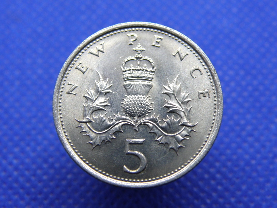 最初の新5ペンス10進法硬貨。 - 1968年、1969年、1970年、1971年エリザベス2世記念高級5ペンス硬貨グループ -  最初の10進法硬貨（OS01） - Etsy 日本