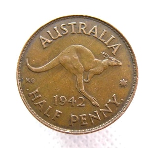 AUSTRALIA - MONETA DA MEZZO PENNY DEL 1942 - Re Giorgio VI - Bronzo autentico del Commonwealth - Aussie australiano 1/2d - Canguro che salta (OS01.4)