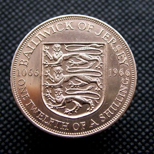 MONETA DA UN PENNY DEL JERSEY DEL 1966 - Moneta originale da 1/12 di scellino - Regina Elisabetta II - Isole del Canale - Pulita e lucidata - Tre Leoni (OS01.3)