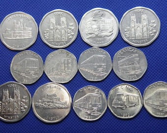 FICHAS DE TRANSPORTE BRITÁNICAS ANTIGUAS - 13 monedas de aluminio - Varios diseños, incluidos tranvías, locomotoras, autobuses y castillos (VI11)