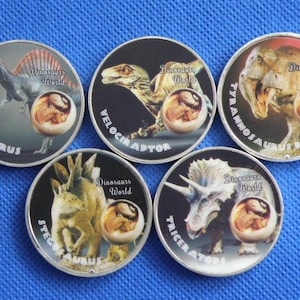 Puede incluir: Un juego de tres cuencos de cerámica anidados en tamaños graduados. Los cuencos son blancos con un acabado moteado y texturizado y presentan un borde ligeramente ensanchado. El cuenco más grande mide aproximadamente 20 cm de diámetro.