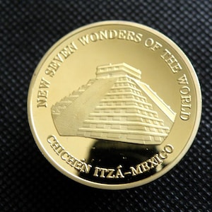 Puede incluir: Un letrero de madera rústica con el texto "Welcome to our home" en letras blancas. El letrero presenta un acabado envejecido y un diseño sencillo y acogedor.