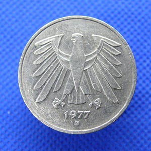 TYSKLAND 1977 - Femmarksmynt - Myntmärke 'G' - Förbundsrepubliken - Stiliserad örn - Nickelpläterat tyskt samlarmynt (OS01)