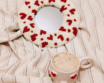 Espejo blanco con corazones rojos, hecho a mano con aguja perforada, regalo de decoración para el Día de San Valentín, alfombra hecha a mano, lindo espejo de amor, peluche esponjoso, estuche de espejo tejido.