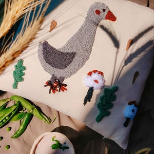 Pillowcase goose punch needle handmade craft home decor idea countryside theme cozy pillow nature cute bird image little grey goose imagem 7