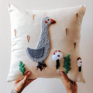Pillowcase goose punch needle handmade craft home decor idea countryside theme cozy pillow nature cute bird image little grey goose imagem 3