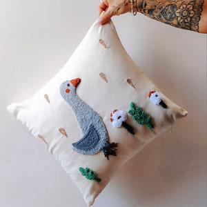 Pillowcase goose punch needle handmade craft home decor idea countryside theme cozy pillow nature cute bird image little grey goose imagem 5