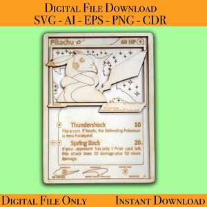 Puede incluir: Diseño de tarjeta Pokémon Pikachu de madera. La tarjeta presenta un relieve 3D de Pikachu con el texto "Pikachu" y "60 HP". La tarjeta también incluye el texto "Thundershock" y "Spring Back". Descarga de archivo digital.