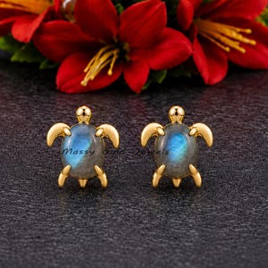 Orecchini a lobo a forma di tartaruga in oro 14 carati con labradorite, orecchini a lobo a forma di tartaruga di design, orecchini a lobo a forma di tartaruga con pietre preziose, orecchini a lobo a forma di tartaruga di tendenza, orecchini a lobo a forma di tartaruga intagliati a mano