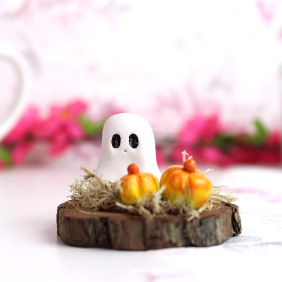 Deko Herbst - Geist Figur - süße Deko für den Herbst - Geist auf Baumstammscheibe