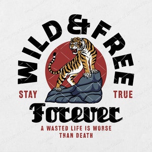 Op de afbeelding: Een zwart-wit grafisch ontwerp met een tijger die op een rots staat. De tekst "WILD & FREE" staat in een groot lettertype boven de tijger. De tekst "STAY TRUE" staat onder de tijger. De tekst "Forever" staat in een groot lettertype onder de tijger. De tekst "A wasted life is worse than death" staat onder de tekst "Forever".