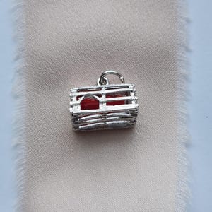 Ciondolo a forma di trappola per aragoste in argento sterling, gabbia per aragoste rossa, souvenir della costa orientale