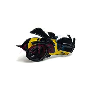 Peut inclure: Emblème d'abeille noir et jaune avec un design stylisé. L'abeille est en vol, les ailes déployées. Le corps de l'abeille est jaune avec des rayures noires et sa tête est noire avec un œil noir.