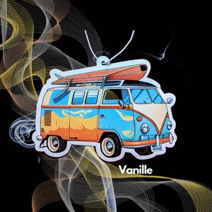 Könnte beinhalten: Ein blauer und orangefarbener Vintage-Van mit einem Surfbrett auf dem Dach. Der Van hat ein weißes Dach und eine weiße Frontstoßstange. Der Van steht auf einem weißen Hintergrund. Der Text "Vanille" befindet sich unter dem Van.
