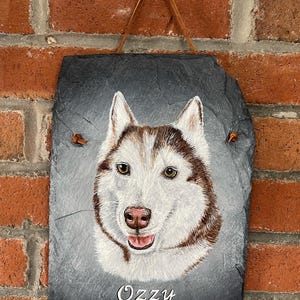 Retratos de mascotas personalizados, pintados a mano sobre pizarra. Listos para colgar.