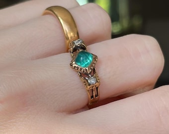 Anillo de esmeraldas y diamantes del siglo XVIII