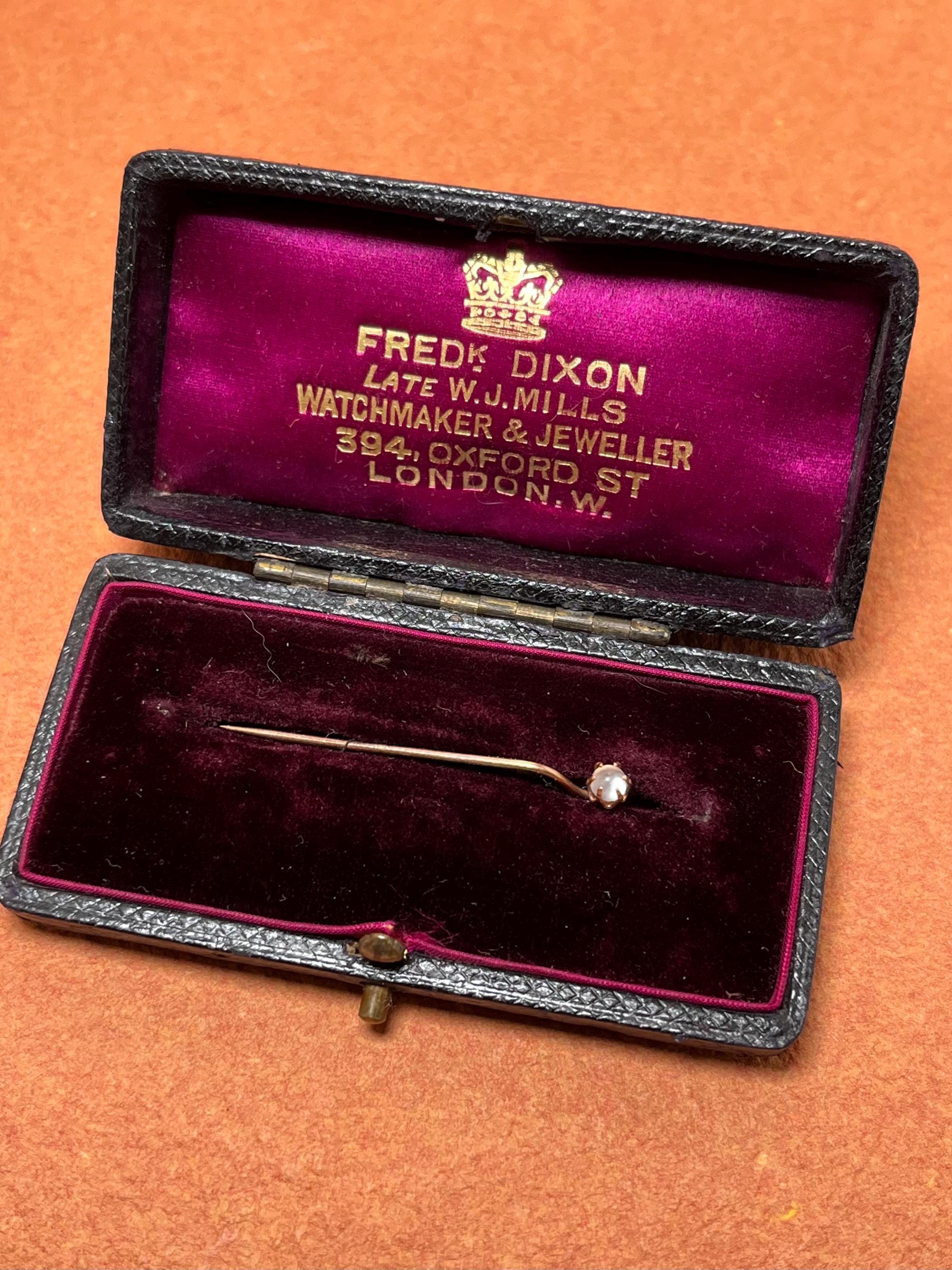 Pin pequeño antiguo de 10 quilates con orbe de piedra lunar