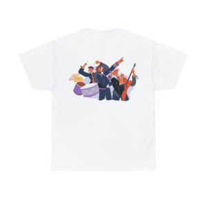 Op de afbeelding: Een wit T-shirt met een kleurrijke illustratie van een band die muziek maakt. De band bestaat uit drie personen, een die drums speelt, een die gitaar speelt en een die keyboard speelt. De illustratie is in cartoon-stijl.