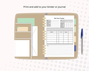 Puede incluir: Un archivador beige abierto con un formulario impreso "Pet Care Tracker". El formulario incluye secciones para información de mascotas, visitas al veterinario y seguimiento de medicamentos. Un bolígrafo azul descansa en el lado derecho. Texto: "Imprime y añade a tu carpeta o diario."