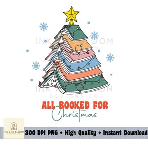 Pode incluir: Uma árvore de Natal feita de livros empilhados com uma estrela no topo e luzes coloridas. O texto "ALL BOOKED FOR Christmas" está abaixo da árvore.