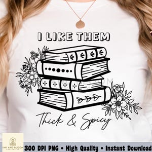 Può includere: Grafica in bianco e nero di una pila di libri con il testo "I like them thick & spicy" e accenti floreali.