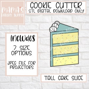 Op de afbeelding: Een digitaal downloadbaar STL-bestand voor een koekjesvormpje in de vorm van een hoog stuk taart met gele frosting en kleurrijke sprinkles. De afbeelding bevat de tekst "COOKIE CUTTER", "STL DIGITAL DOWNLOAD ONLY", "Includes 7 SIZE OPTIONS", "JPEG FILE FOR PROJECTORS" en "TALL CAKE SLICE".