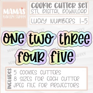 Puede incluir: Un juego de cortadores de galletas digitales con los números del uno al cinco en una fuente caprichosa. Cada número está delineado en negro y relleno con un degradado de arcoíris pastel. El juego incluye 5 cortadores, 8 tamaños cada uno.