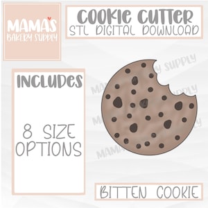 Op de afbeelding: Een digitaal downloadbaar koekjessnijderontwerp met een hapje uit een chocolate chip cookie. Het ontwerp bevat 8 maatopties. De tekst op de afbeelding luidt "Cookie Cutter STL Digital Download" en "Mama's Bakery Supply".