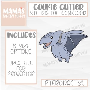Peut inclure: Image d'un emporte-pièce de dinosaure ptérodactyle bleu clair. Le texte indique "Cookie Cutter STL Digital Download", "Includes 8 Size Options" et "Jpeg File for Projector". Le logo de Mama's Bakery Supply est également visible.
