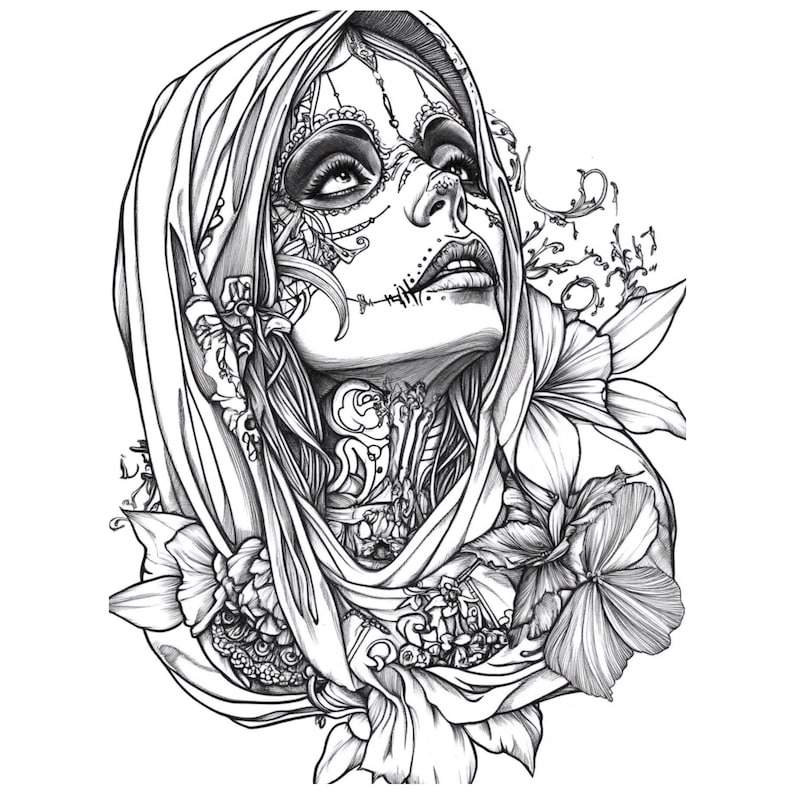 Pu&ograve; includere: Un disegno in bianco e nero di una donna con un design di trucco di teschio di zucchero. Indossa un velo e fiori intorno al collo e alle spalle.
