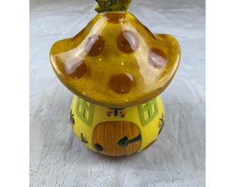 Tarro de cerámica vintage de 1972 con forma de casa de setas, mariposa, hongo, amarillo y marrón.
