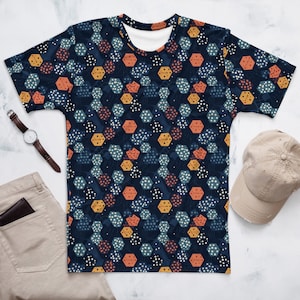 Camiseta azul marino con patrón de dados minimalista - Perfecta para juegos de D&D y ropa informal - Hecha a mano, cómoda y elegante / Regalo perfecto de Dnd DM