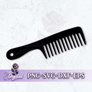 Può includere: Pettine in plastica nera con manico e una fila di denti. Il pettine è isolato su uno sfondo bianco.