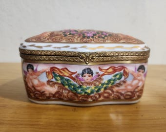 Hand-Painted French Porcelain Trinket Box Cherubs Roses – VTB Mark (1950s–60s)