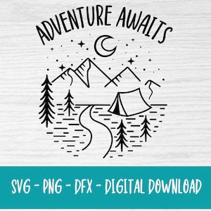 Puede incluir: Ilustración en blanco y negro de línea de arte de una escena de campamento con montañas, una luna creciente, estrellas, una tienda de campaña, árboles y un río sinuoso. El texto "Adventure Awaits" está escrito sobre la escena.