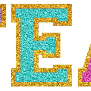 Op de afbeelding: Het woord "TEA" in grote, glitterende letters. De letters zijn omlijnd met gouden glitter en gevuld met paarse, turquoise en roze glitter. De letters zijn in een varsity-stijl.