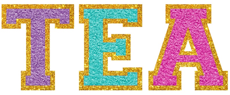 Op de afbeelding: Het woord "TEA" in grote, glitterende letters. De letters zijn omlijnd met gouden glitter en gevuld met paarse, turquoise en roze glitter. De letters zijn in een varsity-stijl.