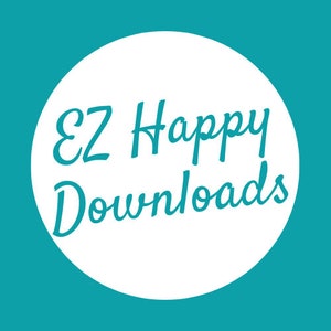 Op de afbeelding: Een turquoise en witte afbeelding met de tekst "EZ Happy Downloads" in een sierlijk lettertype. De tekst staat in een witte cirkel, tegen een turquoise achtergrond. Het ontwerp is eenvoudig en strak.