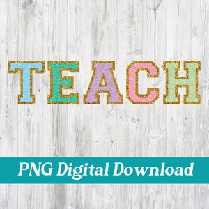 Op de afbeelding: Een digitale afbeelding met het woord "TEACH" in pastelkleuren: lichtblauw, turquoise, lavendel, roze en lichtgroen. Elke letter heeft een gouden glitteromtrek. Daaronder een turquoise banner met de tekst "PNG Digital Download". De achtergrond is een lichte houtnerf.