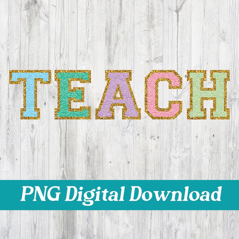 Op de afbeelding: Een digitale afbeelding met het woord "TEACH" in pastelkleuren: lichtblauw, turquoise, lavendel, roze en lichtgroen. Elke letter heeft een gouden glitteromtrek. Daaronder een turquoise banner met de tekst "PNG Digital Download". De achtergrond is een lichte houtnerf.