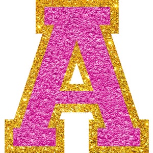 Op de afbeelding: Een decoratieve letter "A" in varsity-stijl. De letter is gevuld met een getextureerd, roze materiaal en omrand met een gouden glitterrand. De achtergrond is wit.