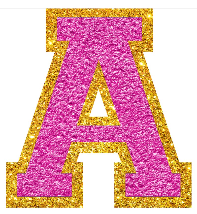 Op de afbeelding: Een decoratieve letter "A" in varsity-stijl. De letter is gevuld met een getextureerd, roze materiaal en omrand met een gouden glitterrand. De achtergrond is wit.