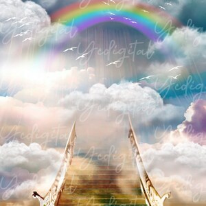 Op de afbeelding: Een trap naar de hemel, met een regenboog erboven, omringd door pluizige witte wolken. De trap is gemaakt van hout en heeft een gouden leuning. De achtergrond is een blauwe lucht met witte wolken.