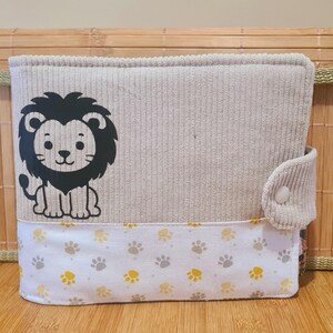 Handgefertigtes Babyfotoalbum aus beigefarbenem Cord mit Löwenmotiv