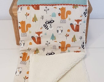 Couverture bébé motif animaux de la foret en laine de mouton et gaze de coton fait main personnalisable