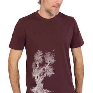 Könnte beinhalten: Burgunderfarbenes T-Shirt mit Rundhalsausschnitt und weißer Illustration eines Baumes und Vogels. Das Grafik-T-Shirt besteht aus einem weichen Material und eignet sich für Freizeitkleidung. Das Shirt hat eine einfarbige Burgunderfarbe.