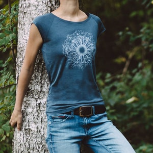 Camiseta orgánica de mujer de viscosa de bambú y algodón orgánico con motivo del árbol WoodenIris para deportes diarios y actividades al aire libre.