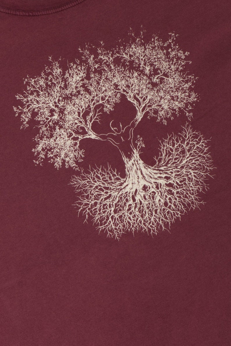 Camiseta orgánica para hombre hecha de algodón orgánico con motivo de árbol de fusión para el ocio diario y al aire libre. imagen 3